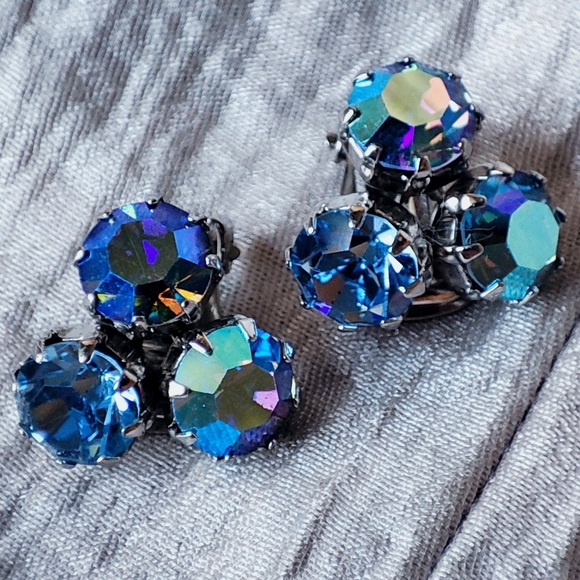 Aurora Borealis Blue Round Vintage Crystal Clip Earrings Prong Set Signed WEISS? - Picture 10 of 11